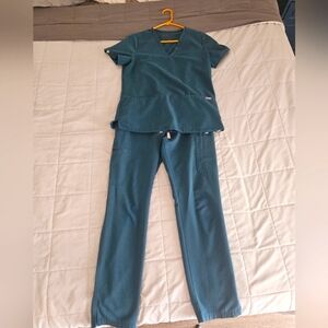 FIGS Carribbean Blue Small Scrub Set